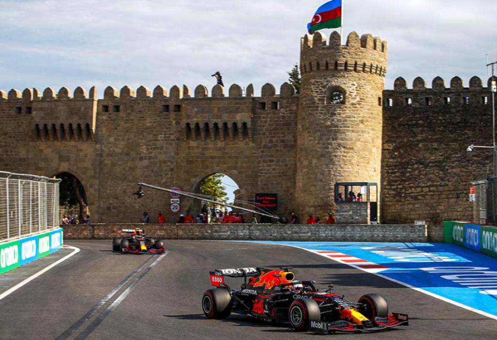 F1 y un viernes movido en Bakú: Hamilton y Ferrari sorprenden, McLaren tropieza