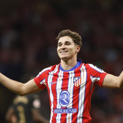 El Barcelona evalúa el fichaje del argentino Julián Álvarez como recambio de Lewandowski