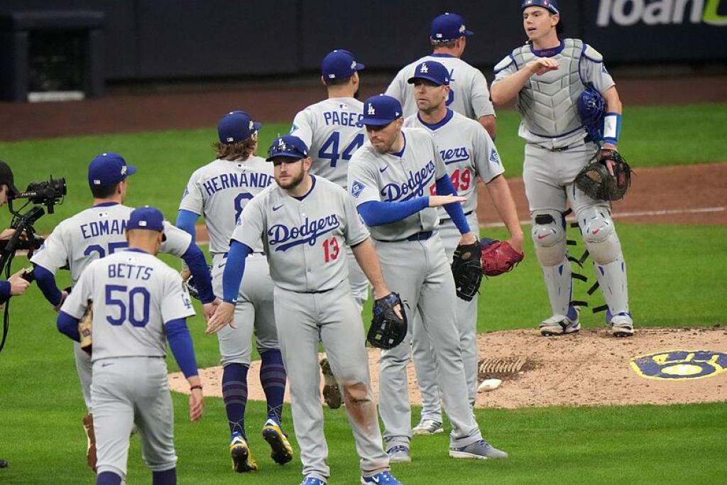 Snell domina desde la lomita, los Dodgers resisten y derriban a los Brewers en la apertura