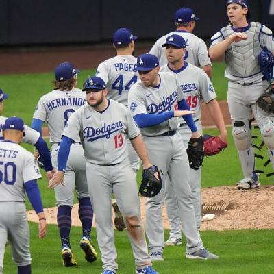 Snell domina desde la lomita, los Dodgers resisten y derriban a los Brewers en la apertura