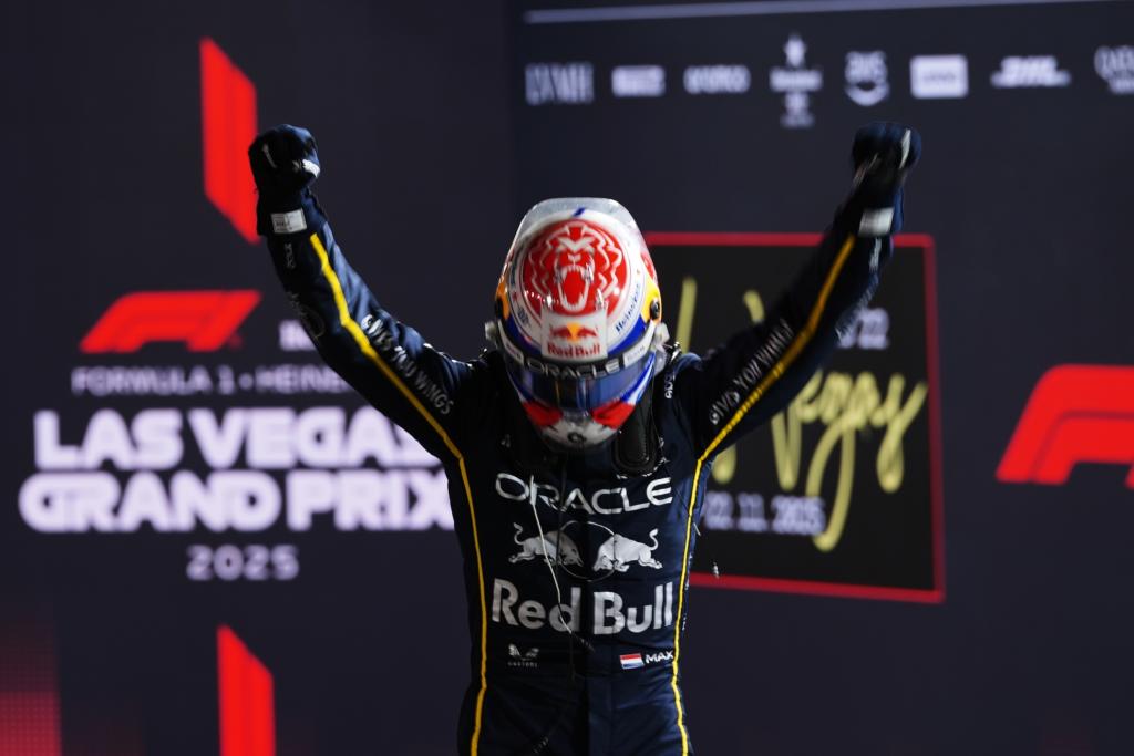 Verstappen domina en Las Vegas y acecha el título tras descalificación de McLaren