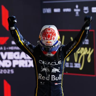 Verstappen domina en Las Vegas y acecha el título tras descalificación de McLaren