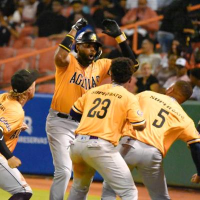 Águilas arremeten con poderío y vapulean a Toros del Este