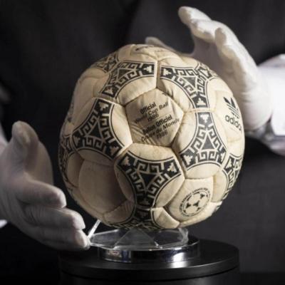El balón con el que Maradona hizo historia ante Inglaterra se vende por US$3,35 millones