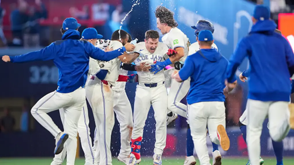 Azulejos en llamas: remontada inolvidable para vencer a Astros en la décima