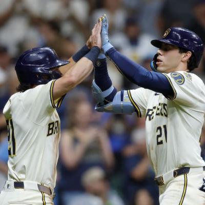 Freddy Peralta brilla con 10 ponches y lidera triunfo de los Brewers sobre los Angels