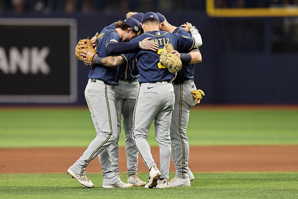 ¡A un paso de la gloria! Los Brewers aplastan 10-1 a los Rays y acarician su primera Serie Mundial
