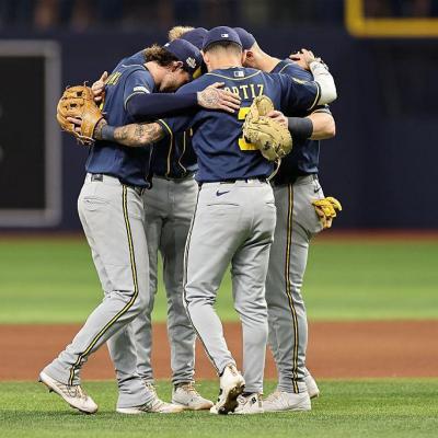 ¡A un paso de la gloria! Los Brewers aplastan 10-1 a los Rays y acarician su primera Serie Mundial