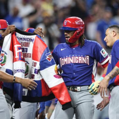 Santiago Matías adquiere la chaqueta del flow del Clásico Mundial de béisbol 2026