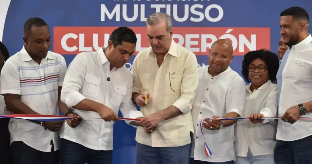 Presidente Abinader y ministro Kelvin Cruz inauguran el renovado Multiuso del Club Luperón