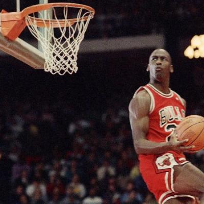 Michael Jordan cumple 63 años: una leyenda sobre y fuera del tabloncillo