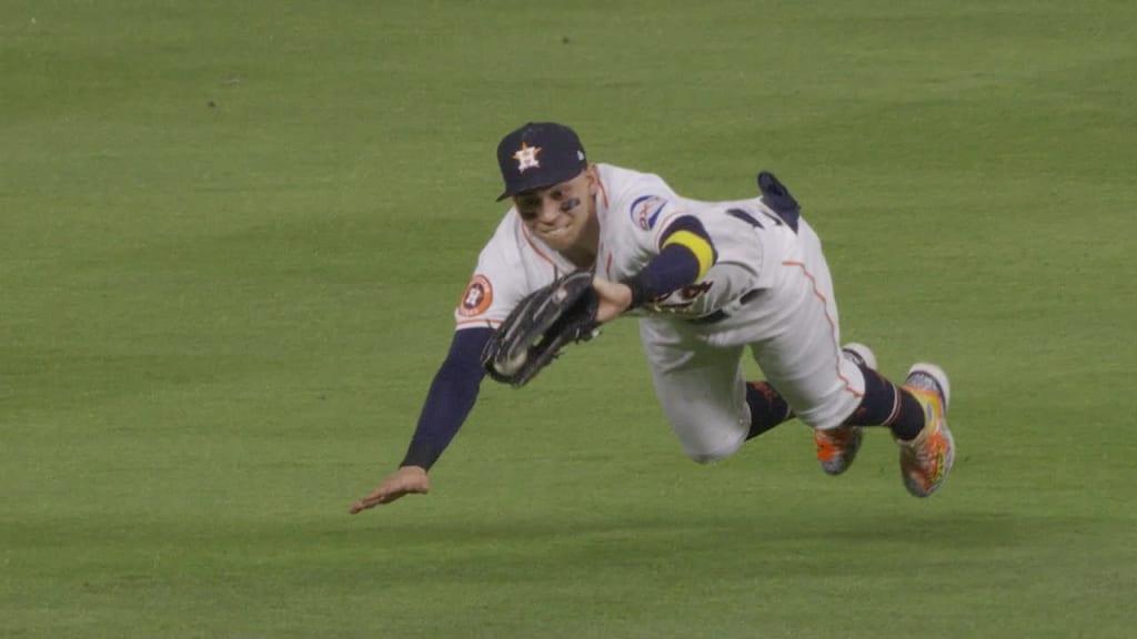 Cinco defensores latinoamericanos honrados en los premios Guantes de Oro 2025