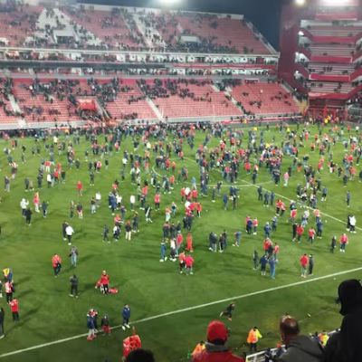 Batalla campal suspende el Independiente vs U. de Chile en la Copa Sudamericana