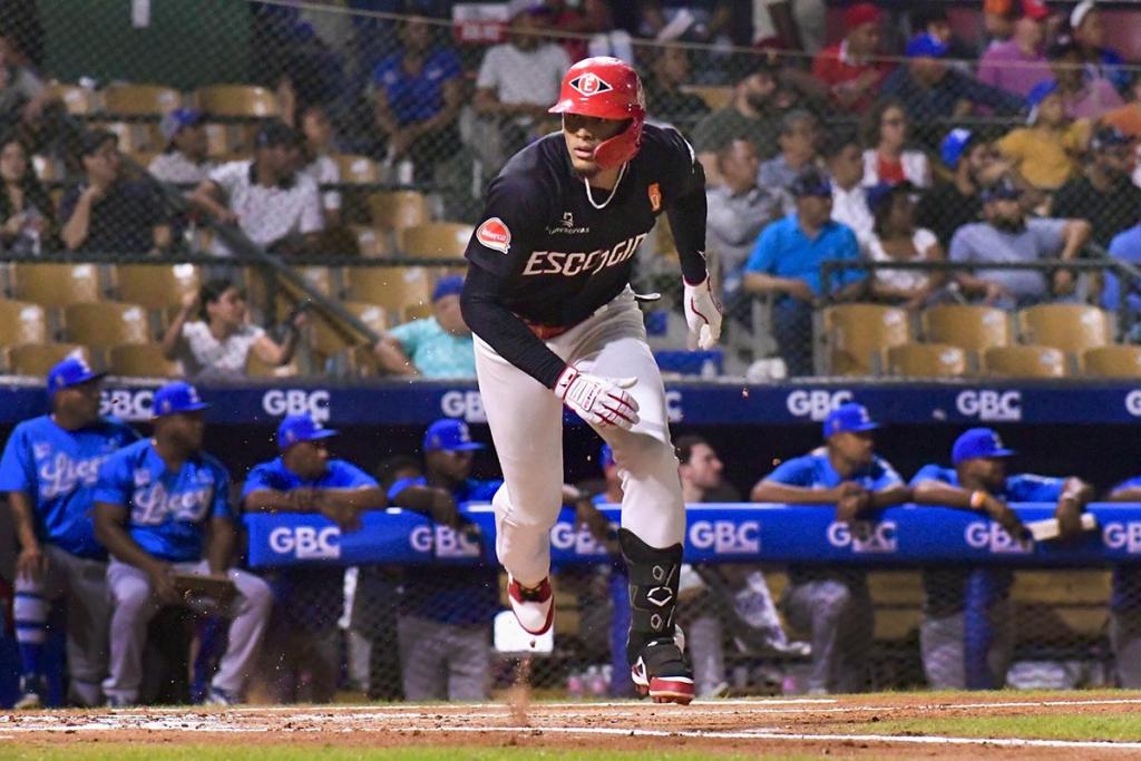 Erik González recibe el premio Caballero del Año en la LIDOM