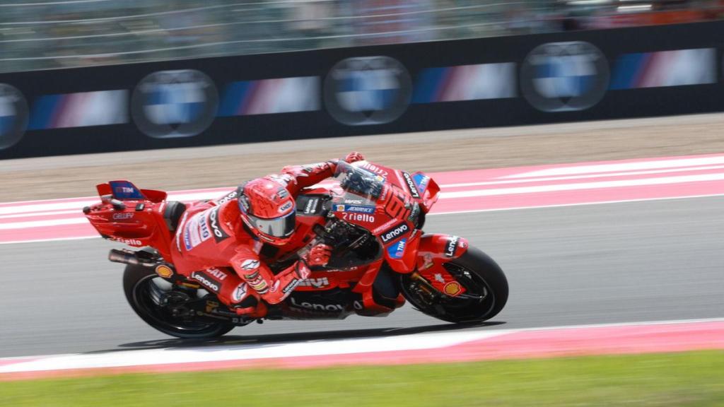 Marc Márquez, campeón con dolor: lesión en el hombro tras caída con Bezzecchi en Indonesia