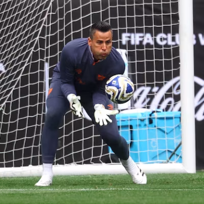 Fábio supera a Shilton y se convierte en el futbolista con más partidos oficiales