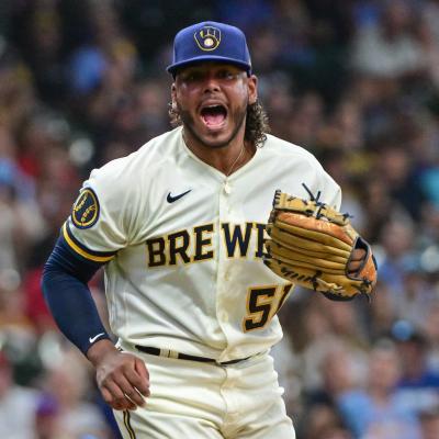 Brewers consolida victoria en Chicago gracias al brazo de Freddy Peralta