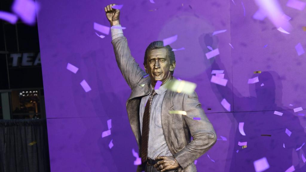 Los Lakers inmortalizan a Pat Riley con una estatua en el Crypto.com Arena