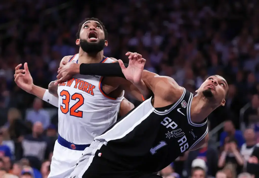 Knicks quedan a un paso del anillo tras una remontada para la historia