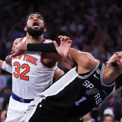 Knicks quedan a un paso del anillo tras una remontada para la historia