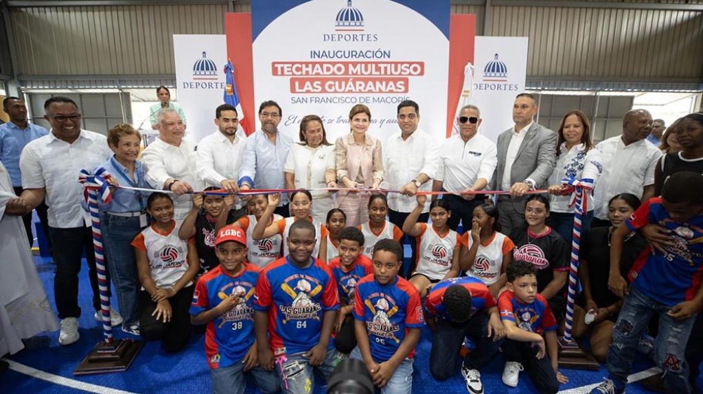 Gobierno inaugura moderno techado multiuso en Las Guáranas con inversión cercana a RD$30 millones
