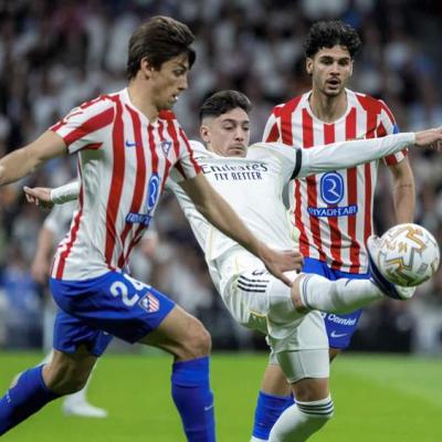 El Real Madrid se impone en un derbi trepidante y mantiene sus aspiraciones al título