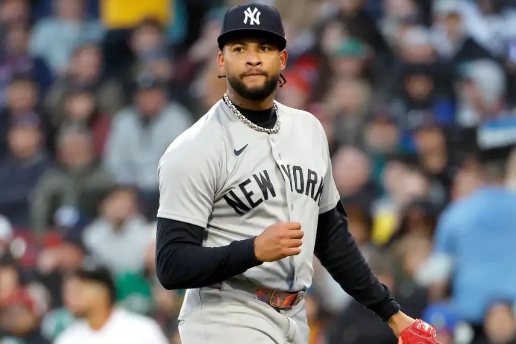 Con Luis Gil inspirado desde la lomita, los Yankees silencian a los Red Sox en el Fenway Park