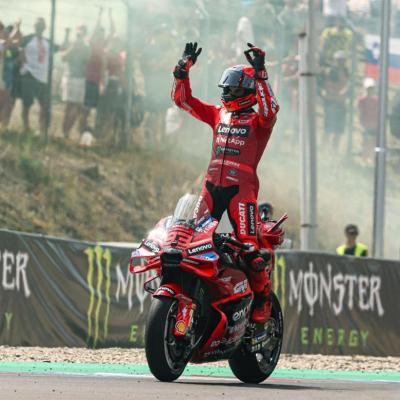 Márquez aprovecha la ausencia de Bezzecchi y conquista Brno para encender el Mundial