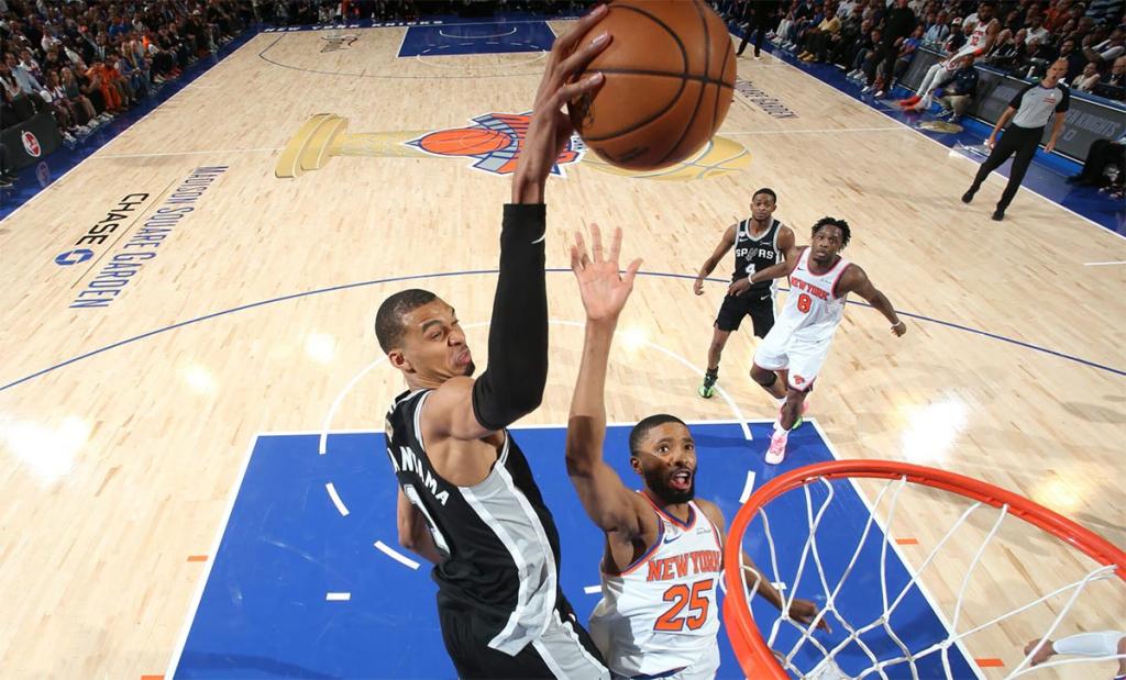 Spurs golpean en Nueva York y reabren las Finales de la NBA