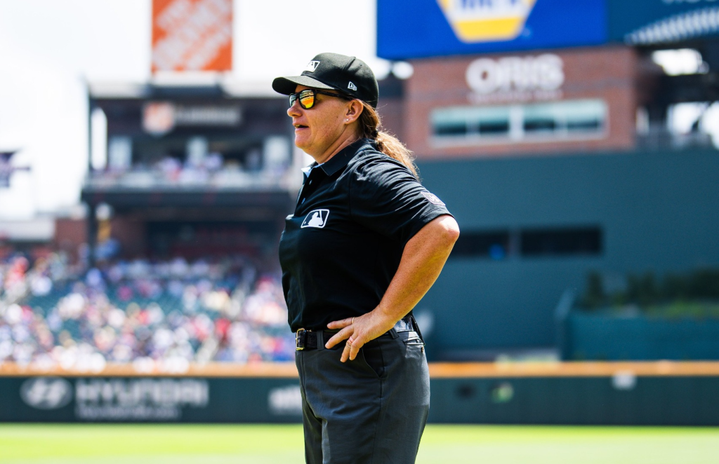 Jen Pawol rompe barreras como primera umpire mujer en MLB
