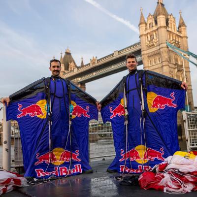 Vuelo milimétrico: dos atletas cruzan el Tower Bridge a 246 km/h en traje aéreo