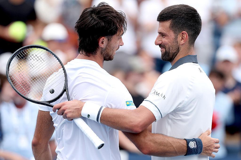 Tirante da la campanada en Cincinnati y elimina a Djokovic en una noche para la historia