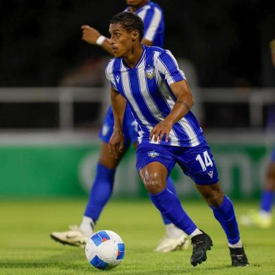 Universidad O&M FC sorprende con victoria 2-0 sobre Central FC en su debut de la Copa del Caribe