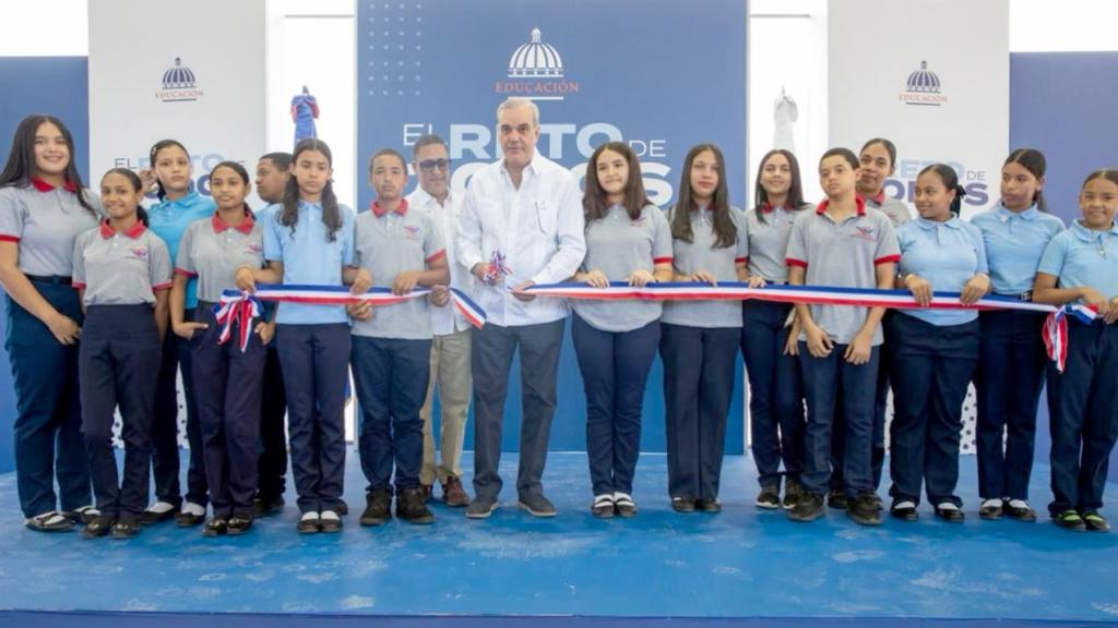 Presidente Luis Abinader entrega techado deportivo en Rancho Arriba