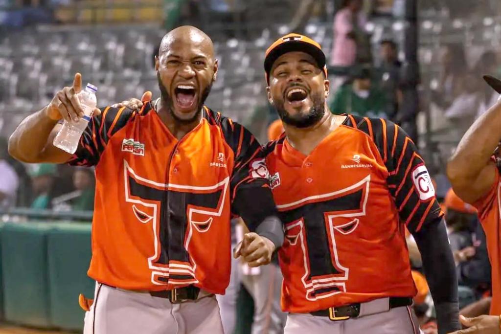 Toros remontan en el noveno y recortan la serie final a 2-1
