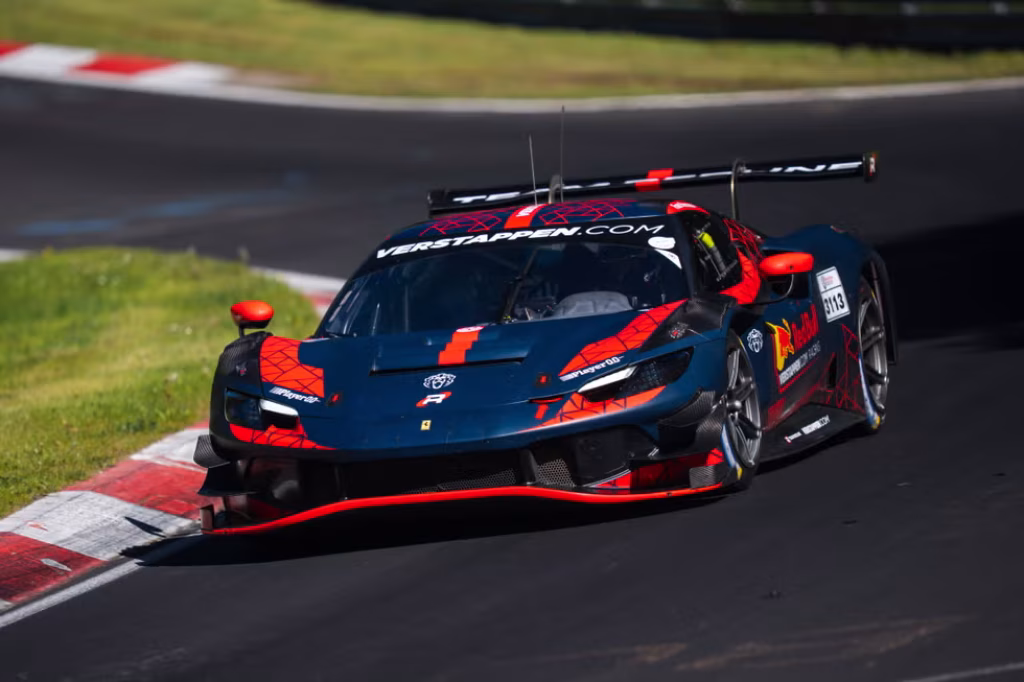 Verstappen invade el ‘Infierno Verde’: debuta y gana en GT3 con Ferrari