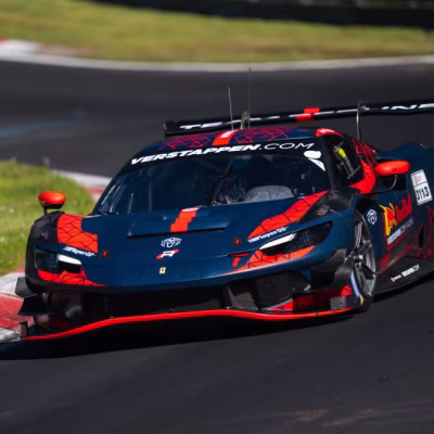 Verstappen invade el ‘Infierno Verde’: debuta y gana en GT3 con Ferrari